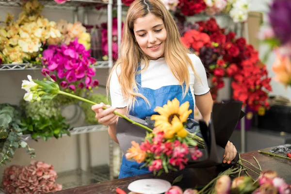 Carino fiorista avvolgendo un bouquet — Foto Stock