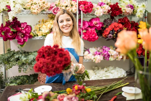 Female florist holding a flower bouquet — Stock Photo, Image