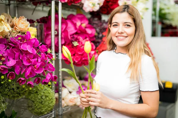 Costumista femminile acquistare fiori artificiali — Foto Stock