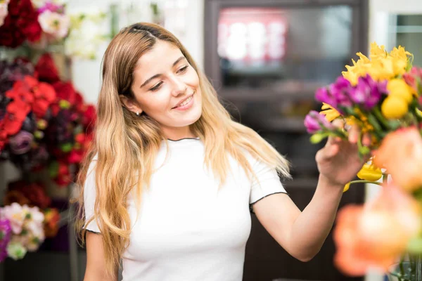 Mujer dulce joven buscando flores —  Fotos de Stock