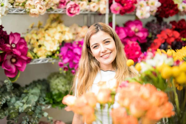 Sevimli genç kadın çiçek satın alma — Stok fotoğraf