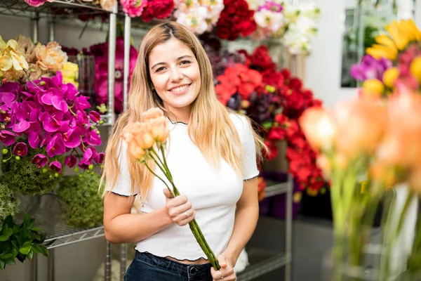 Молода жінка тримає купу троянд — стокове фото