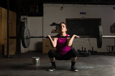 Çekici kadın bir halter kaldırma