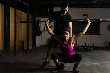 Kişisel antrenör duruş ile yardım