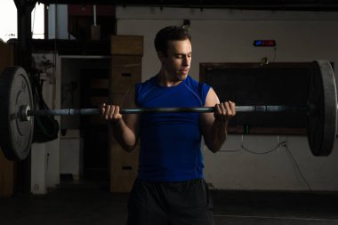 İspanyol adam bir halter kaldırma