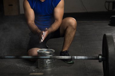 Bir spor salonunda spor tebeşir kullanan adam
