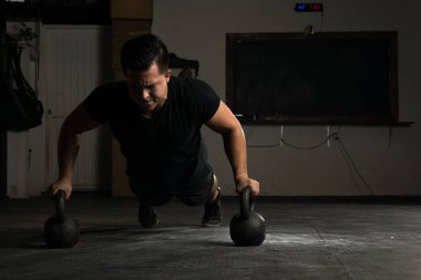 Kettlebell şınav bir spor salonunda