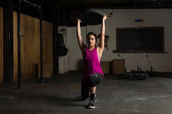 Spansktalande kvinna tränar på ett gym — Stockfoto