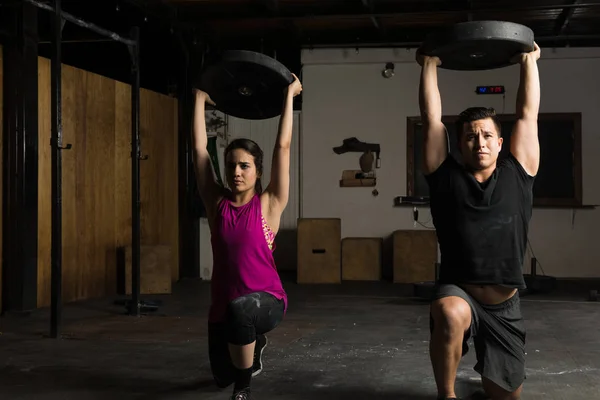 Samen trainen bij een sportschool — Stockfoto