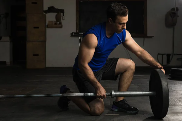 Adding weights to a barbell — Stock Photo, Image