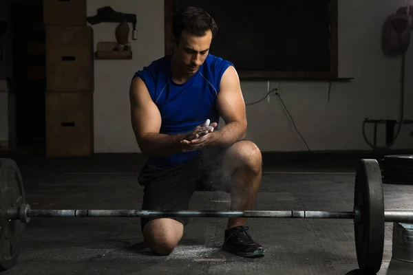 Spor salonu tebeşir kullanan atletik adam — Stok fotoğraf