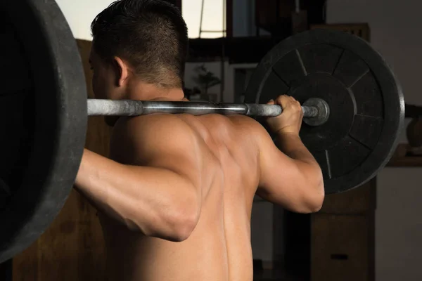 Sterke man doen een barbell squat — Stockfoto