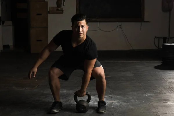 Sportsman faisant une balançoire kettlebell — Photo