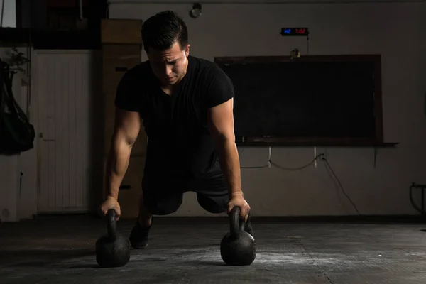Athletischer Mann macht Liegestütze in einem Fitnessstudio — Stockfoto