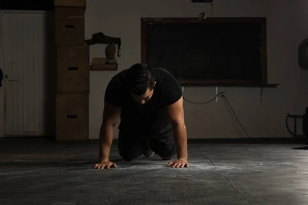 Hombre agotado tomando un descanso en el gimnasio — Foto de Stock