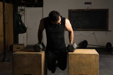 Kollarını bir spor salonunda çalışan adam