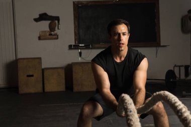 savaş halatlar ile çalışma dışarı adam