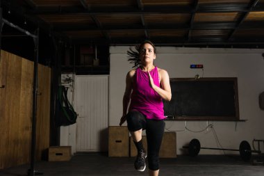 Genç kadın bir spor salonunda Sprint