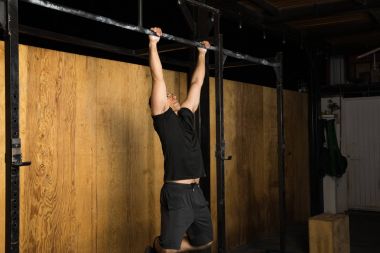 Bazı pull-up yapan güçlü erkek