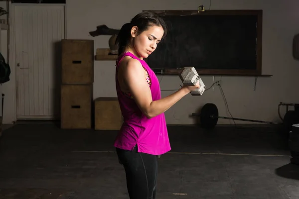 Vrouw die op haar biceps werkt — Stockfoto