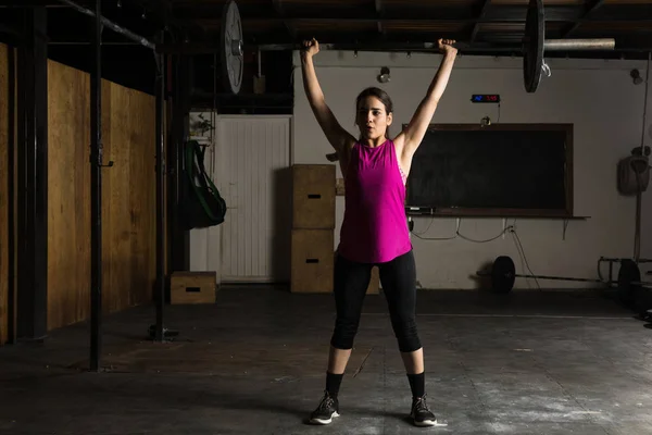 Vrouw uit te werken met een barbell — Stockfoto