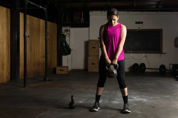 Kvinna som tränar med en Kettlebell — Stockfoto