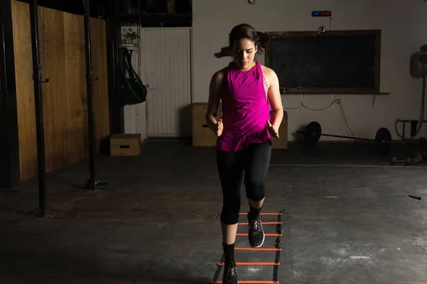 Vrouw met obstakels in een sportschool — Stockfoto