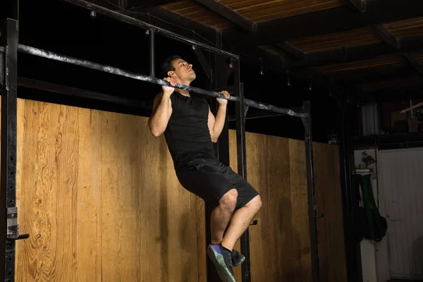 Hombre hispano haciendo flexiones en el gimnasio —  Fotos de Stock