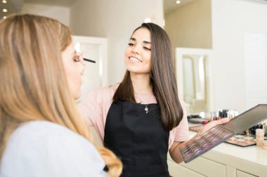 istemci üzerinde makyaj sanatçısı 