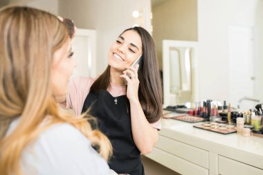 meşgul esmer çalışma