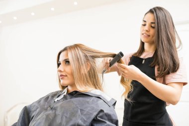 Kuaför Saç Düzleştirici kullanarak