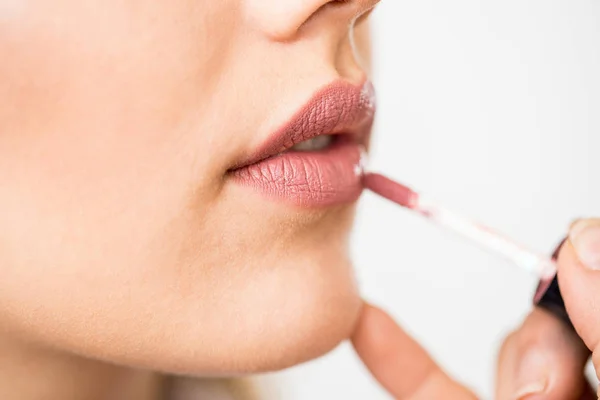 Blonde lady putting lipstick — Stock Photo, Image