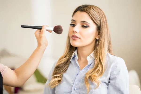 Jeune femme dans le salon de beauté — Photo