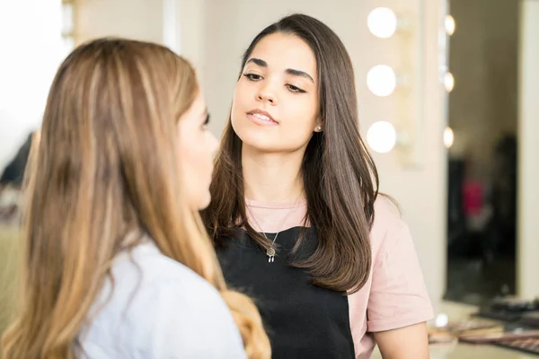 Make-up artiest op het werk in de salon — Stockfoto
