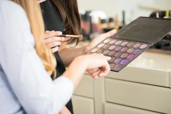 Artista y cliente elegir sombra de ojos — Foto de Stock