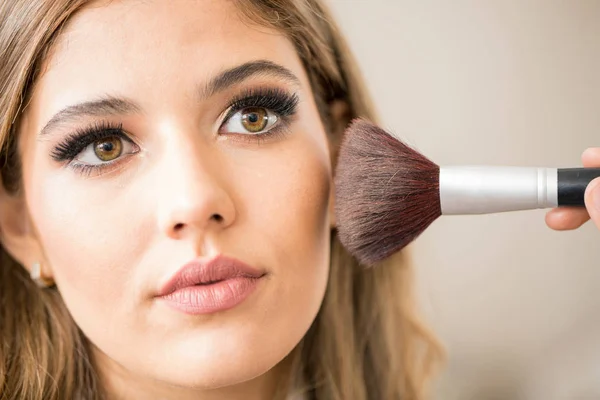 Mujer conseguir maquillaje hecho — Foto de Stock