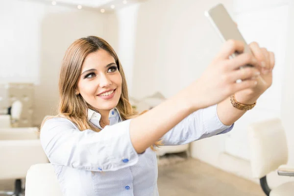 Kvinnan tar selfie i skönhetssalong — Stockfoto