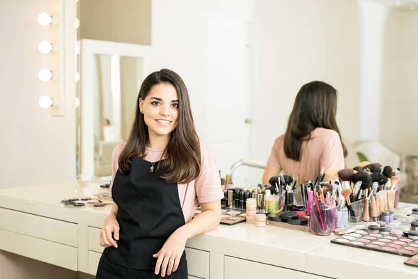 Maskenbildner im Schönheitssalon — Stockfoto