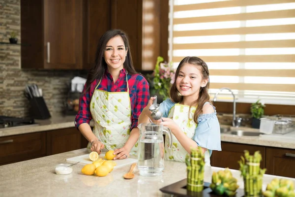 Anne ve kızı limonata yapmak — Stok fotoğraf