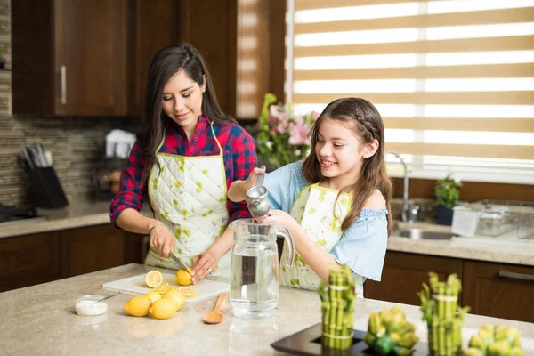 Anne ve kızı limonata yapmak — Stok fotoğraf