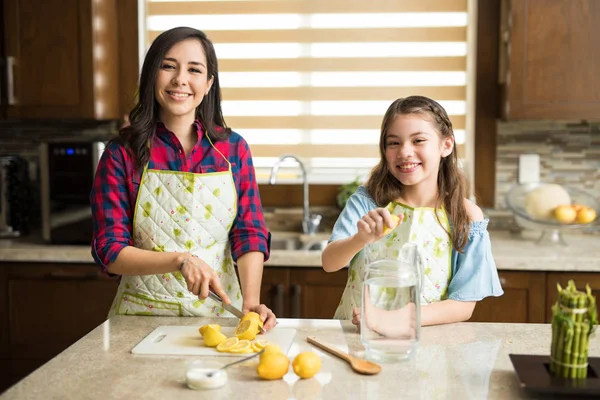 Madre e hija haciendo limonada — Foto de Stock