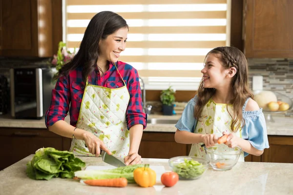 Anne ve kızı salatası yapmak — Stok fotoğraf