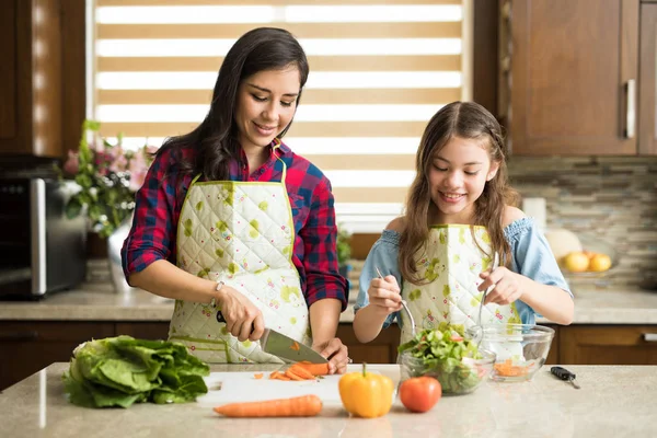 Mor och dotter att göra sallad — Stockfoto