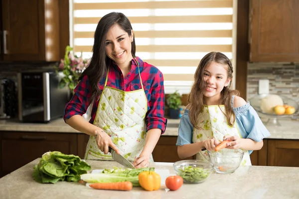 Matka a dcera dělat salát — Stock fotografie