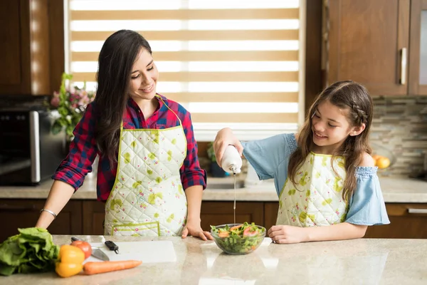 Anne ve kızı salatası yapmak — Stok fotoğraf