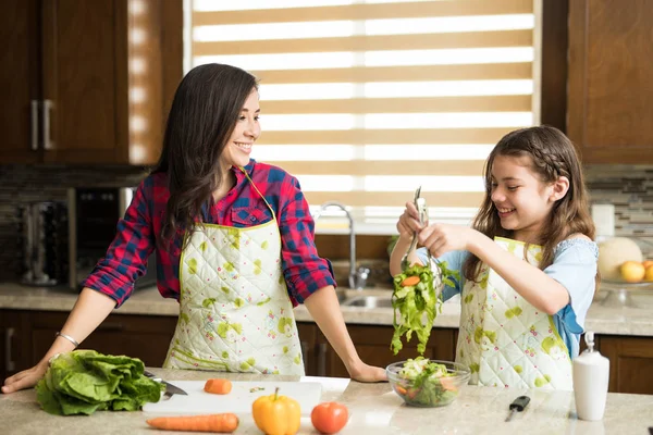 Moeder en dochter maken salade — Stockfoto