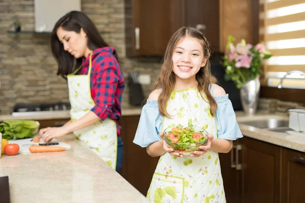 Anne ve kızı salatası yapmak — Stok fotoğraf