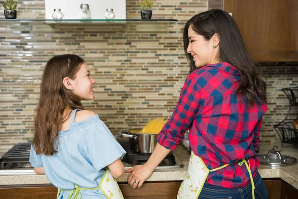 Madre e figlia cucinare la pasta — Foto Stock