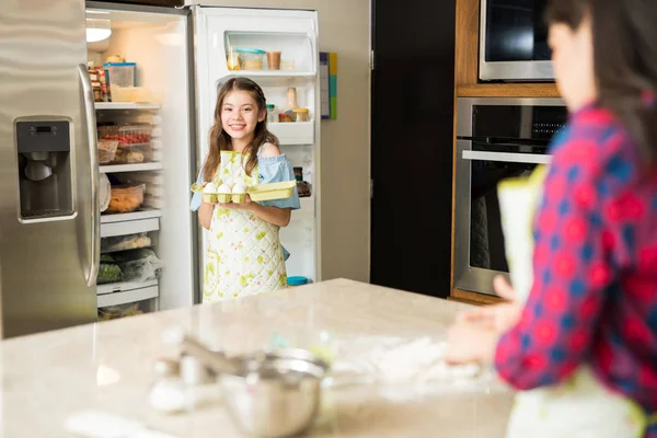 Gadis membantu ibunya di dapur — Stok Foto