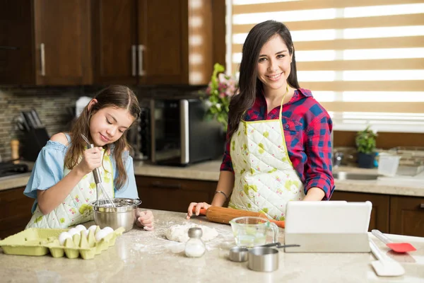 Fille et mère cuisson gâteau — Photo